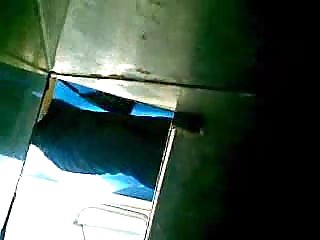 یک دختر در یک دست فیلم سکسی سازمان دیده بان کت و شلوار است که از قلب